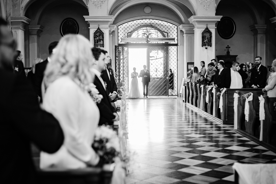 svatební foto kostel krnov cvilín příchod nevěsty