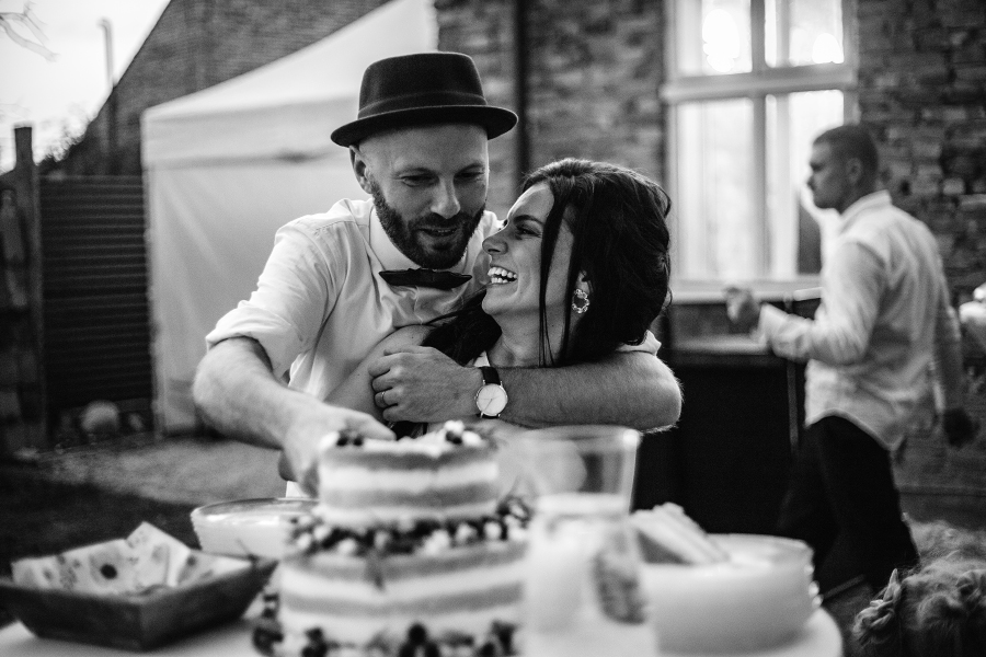 svatební foto krájení dortu stodola svatobořice jižní morava