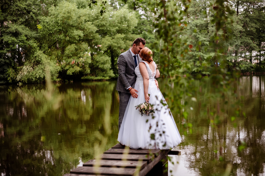 svatební foto svatba jižní čechy resort mlýn černovice rybník molo